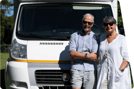 Olov og Karin ved deres autocamper